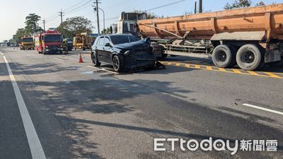 快訊／小貨車「滿載甜瓜」外側車道大迴轉　賓士閃不過直接撞上！
