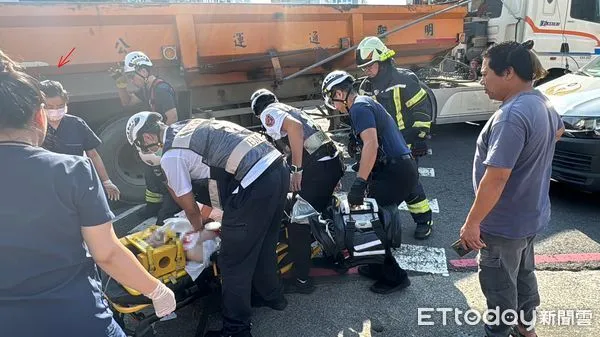 ▲2名正妹護理師欲到恐怖車禍，緊急衝到現場搶命。左為張姓護理師、右為徐姓護理師。（圖／記者吳世龍翻攝）