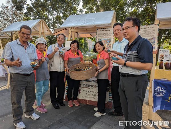 ▲台南市農業局在南紡購物中心旁時代公園，舉辦農村再生成果發表會，呈現社區在創造農村經濟活力、青年參與、農事體驗及農村工藝等各方面豐碩成果。（圖／記者林東良翻攝，下同）