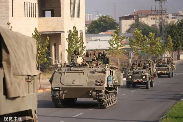 ▲▼ 在以色列斯代羅特（Sderot），以色列坦克與軍隊行駛在靠近加薩邊境的地方。（圖／CFP）