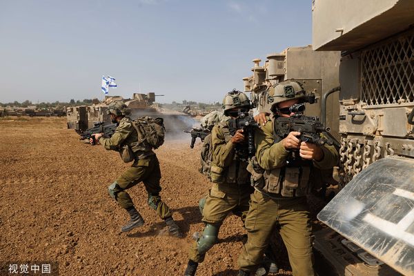 ▲▼ 圖為以色列國防軍裝甲部隊與步兵部隊，聚集在加薩邊境附近地區，準備進入加薩。（圖／CFP）