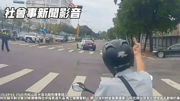 ▲機車騎士王男不滿路口久候，對總統蔡英文車隊怒比中指。（圖／翻攝畫面）