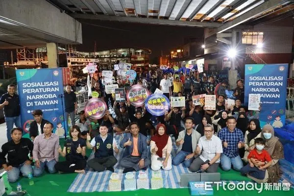 ▲刑事局偕印尼駐台代表赴東港向印尼籍漁工宣導反毒。（圖／記者張君豪翻攝）