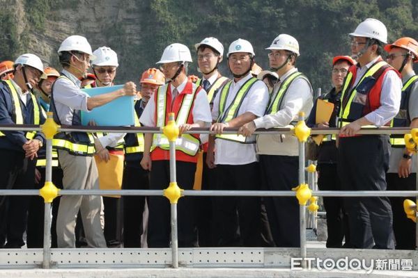 ▲台南市長黃偉哲29日陪同行政院長陳建仁等人，一同為「曾文水庫50週年慶」揭幕，隨後並視察曾文南化聯通管工程計畫。（圖／記者林東良翻攝，下同）