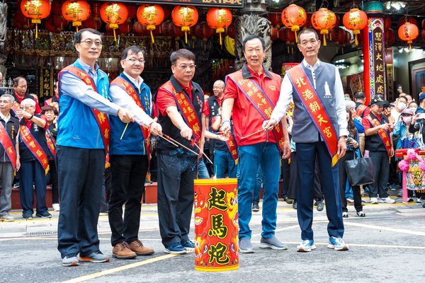 ▲▼向媽祖祈求兩岸和平「指出明路 」　郭台銘盼人民團結：不要再有政黨惡鬥。（圖／郭台銘競辦提供）