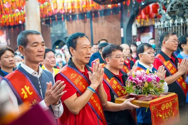 ▲▼向媽祖祈求兩岸和平「指出明路 」　郭台銘盼人民團結：不要再有政黨惡鬥。（圖／郭台銘競辦提供）