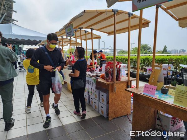 ▲南投四鄉鎮聯盟移師烏日高鐵宣傳，捕獲野生鄭文燦上台力挺。（圖／記者游瓊華攝）