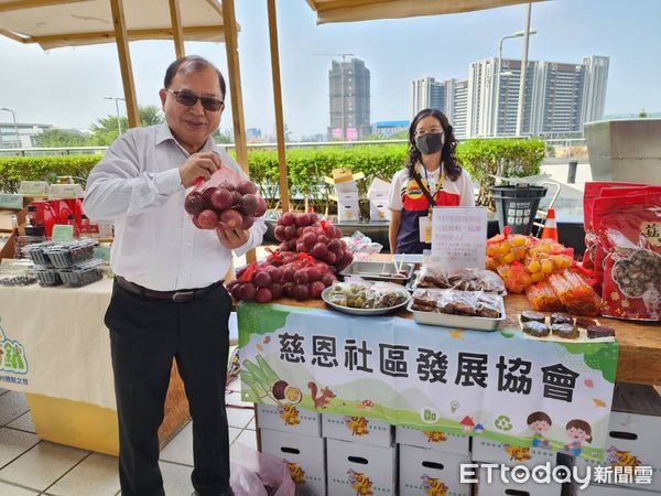 ▲南投四鄉鎮聯盟移師烏日高鐵宣傳，捕獲野生鄭文燦上台力挺。（圖／記者游瓊華攝）