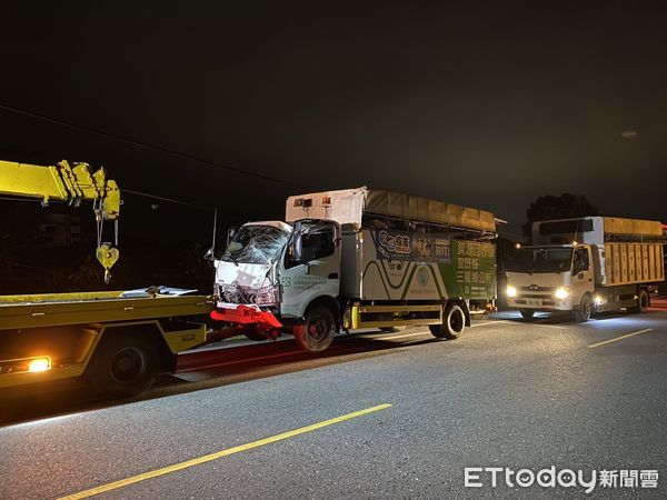 ▲▼宜蘭資收車擦撞電桿「墜入田中」，1死2傷。（圖／記者游芳男翻攝）