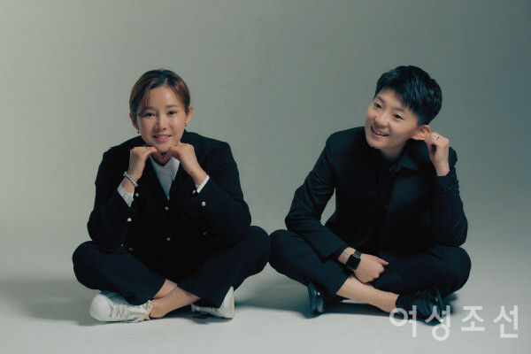 ▲▼南賢喜（左）、全青鳥才於23日接受專訪，宣布即將結婚的消息。（圖／翻攝自女性朝鮮）