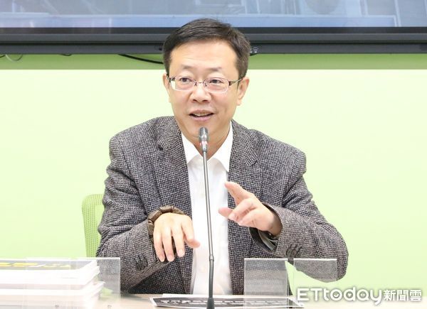 ▲▼立委張宏陸委員針對「對手抹黑看板」召開記者會 鐵道局主秘陳慧君。（圖／記者屠惠剛攝）