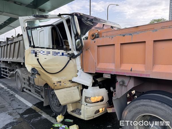 ▲新北土城擺接堡路2輛砂石車發生追撞，前方的BMW休旅車無辜遭波及。（圖／記者陸運陞翻攝）