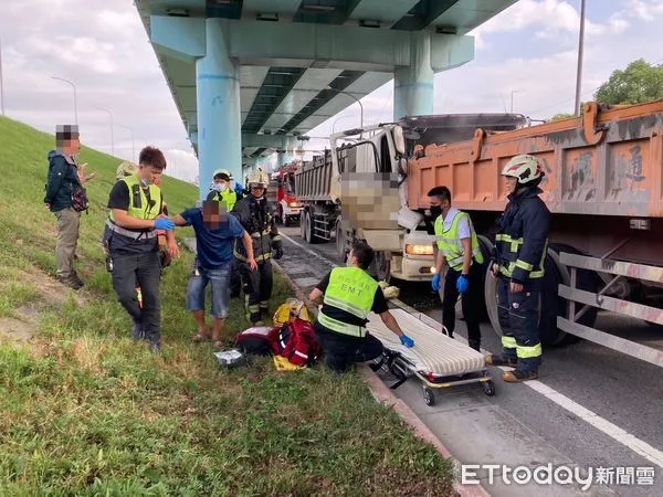 ▲新北土城擺接堡路2輛砂石車發生追撞，前方的BMW休旅車無辜遭波及。（圖／記者陸運陞翻攝）