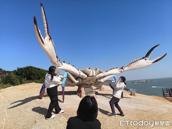 ▲▼由傳統匠師蔡鴻儀創作的「嗆蟹」，成為金門金湖鎮復國墩漁港的打卡景點。（圖／記者林名揚翻攝）