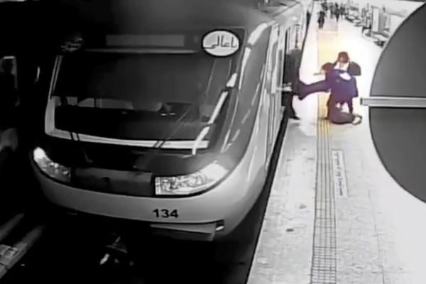 ▲▼伊朗16歲少女葛拉凡（Armita Geravand）在火車上昏迷被抬出車廂。（圖／達志影像／美聯社）
