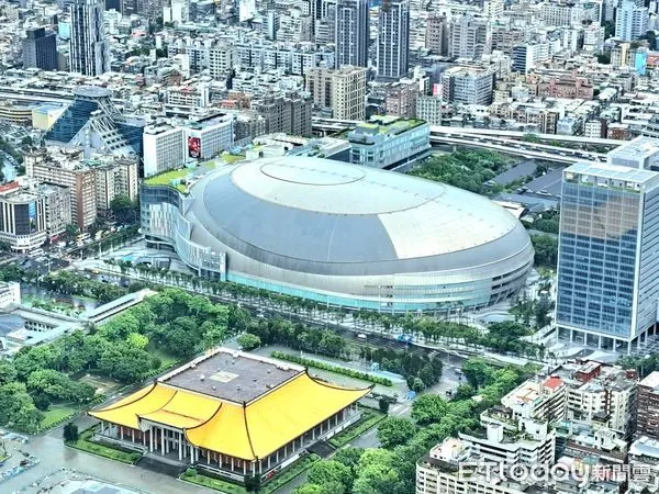 ▲101 86樓俯拍大巨蛋、國父紀念館、台北市政府、陶朱隱園、麥帥橋▼             。（圖／記者鄭遠龍攝）