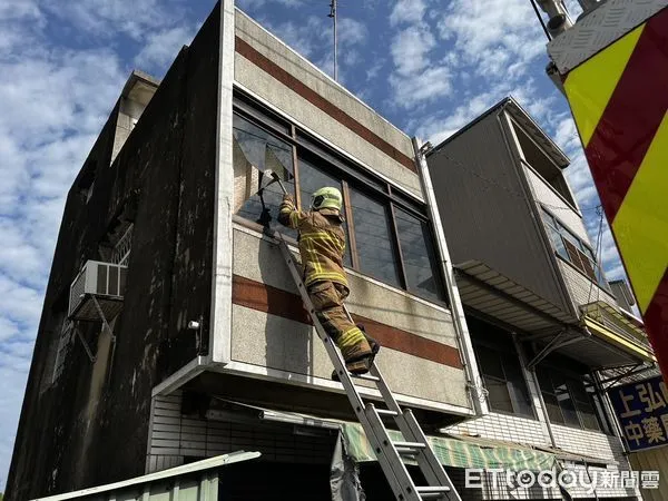 ▲台南市消防局官田消防分隊，據報搶救在屋內跌倒求救的獨居老人送醫。（圖／記者林東良翻攝，下同）