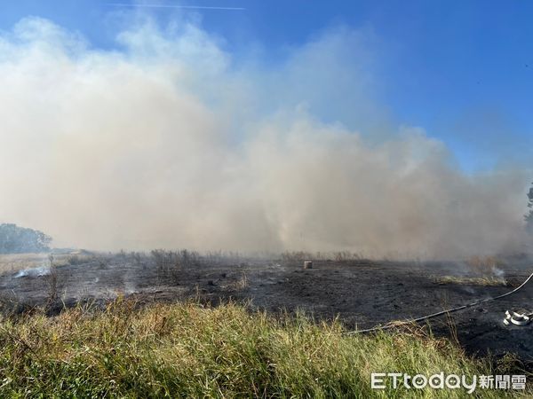 ▲▼今(30)日下午13時39分於金門西半島古寧頭沙崗農場附近發生雜草火警。（圖／記者林名揚翻攝）