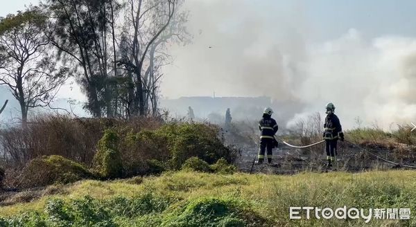 ▲▼今(30)日下午13時39分於金門西半島古寧頭沙崗農場附近發生雜草火警。（圖／記者林名揚翻攝）