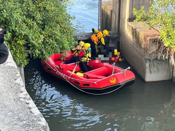 ▲中年女子失蹤不明原因墜入員大排。（圖／民眾提供）