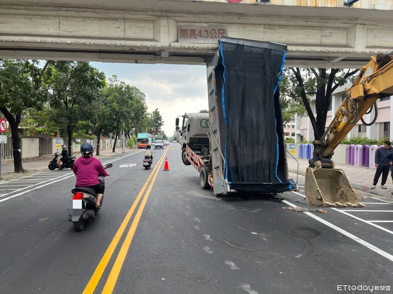 超糗！台南大貨車車斗未收就上路　猛撞人行天橋「翹孤輪」 | ETtoday社會新聞 | ETtoday新聞雲