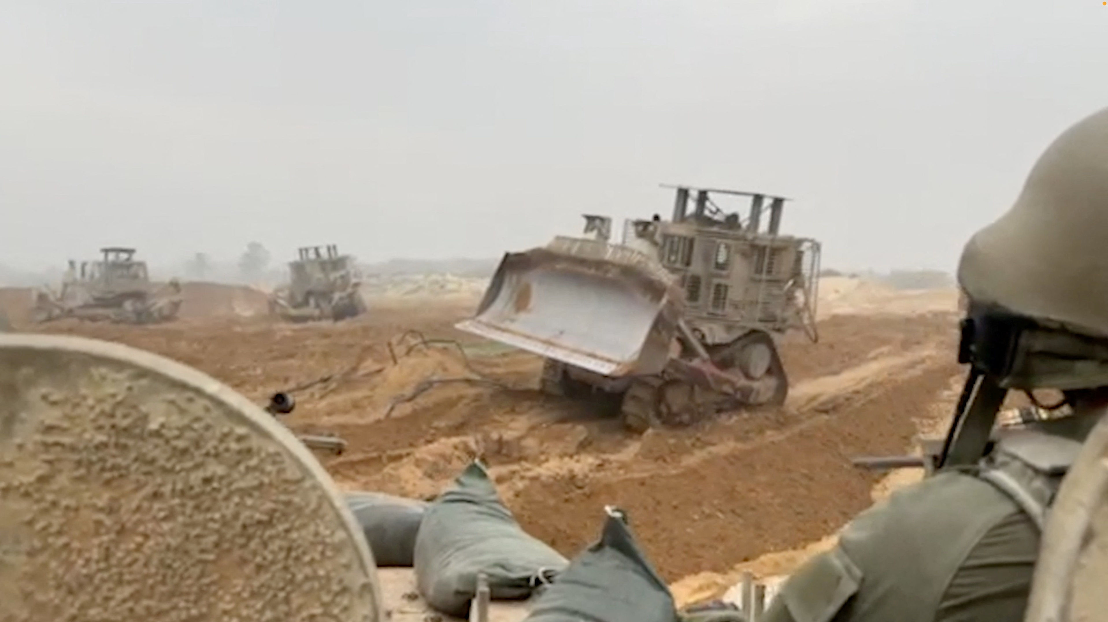 ▲▼以色列國防部隊出動裝甲車進入加薩地帶，協助清理道路。（圖／路透）