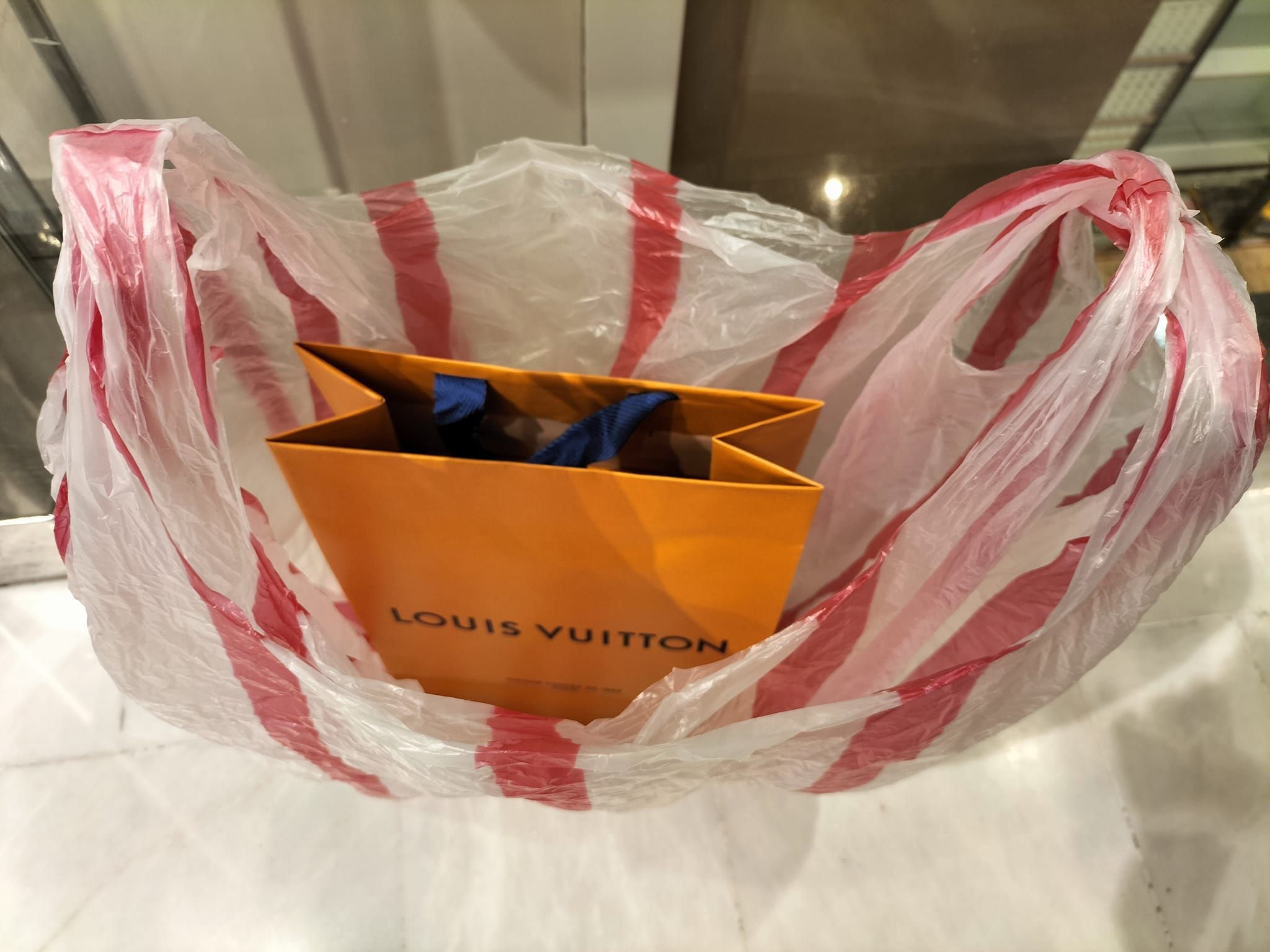 ▲▼歐洲買名牌包怕被搶？台灣人發明「塑膠袋絕技」　秒讓小偷沒興趣。（圖／翻攝自臉書「歐洲自由行全攻略」）