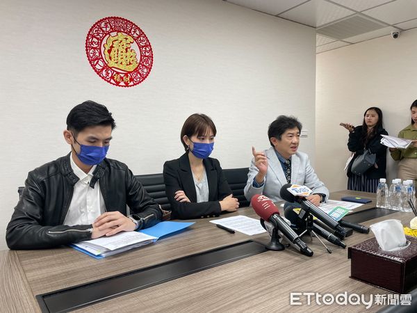 ▲超偶歌手林鑫汝偕男友吳宗佑召開記者會自陳遭持槍歹徒擄走威逼簽下房產渡讓協議。（圖／記者張君豪翻攝）