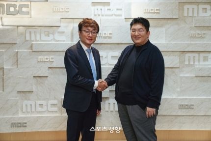 ▲MBC代表安亨俊和HYBE娛樂議長房時爀和解，共同協議改善「K-pop產業系統」。（圖／翻攝自스포츠경향）