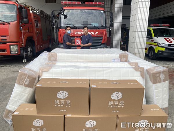 ▲眠豆腐公司捐贈潮州消防分隊一批床墊及枕頭            。（圖／記者陳崑福翻攝）