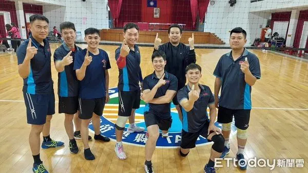 ▲▼      苗栗縣數名消防隊員休假組隊報名參加西湖鄉排球錦標賽，1名賽事裁判在廁所突然倒地失去呼吸心跳，隊員們立即從選手切換救護工作模式，合力分工從鬼門關搶救回裁判1命。       。（圖／記者蔡文淵翻攝）