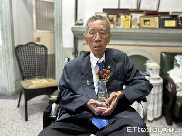 ▲賴醫師今年102歲是花蓮縣醫師公會最年長也是最資深的醫師。（圖／花蓮衛生局提供，下同）