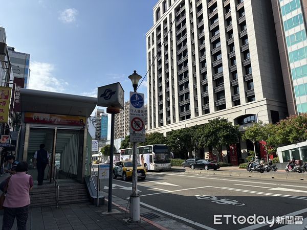 ▲▼中山區天祥路廢墟鄰近捷運民權東路站，周邊生活機能便利。（圖／記者賴志昶攝）捷運民權東路站,