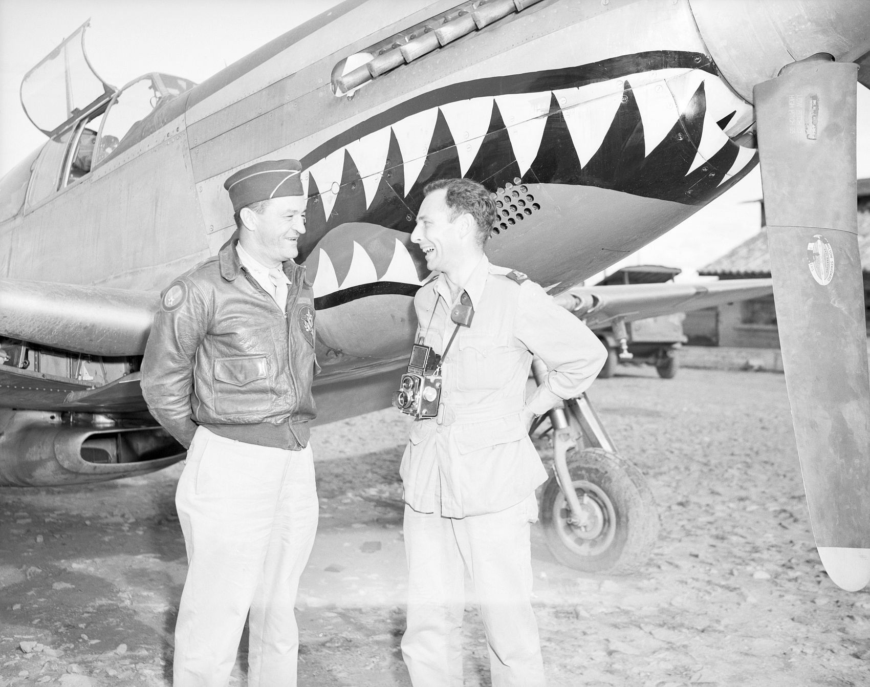 ▲飛虎隊陳納德將軍（圖左）與標誌性鯊魚塗裝的P-40戰機。（圖／CFP）