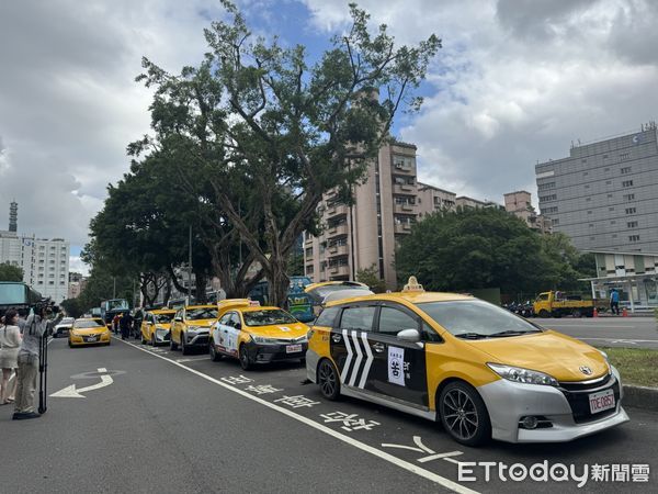 ▲▼不滿違停記點制度，計程車、遊覽車和貨車等職業駕駛赴交通部抗議。（圖／記者李姿慧攝）