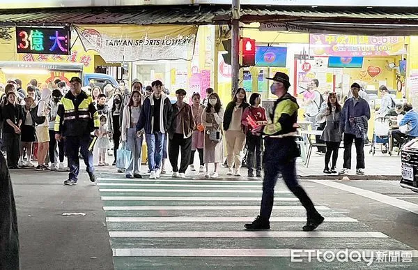 ▲針對女網友於前晚穿著兔女郎裝參加桃園萬聖城活動，過程慘遭羅姓藝人強行拍照性騷，桃園警分局已加強周邊巡邏，避免類似事件發生（圖／記者沈繼昌翻攝）