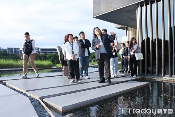 ▲▼ 黃敏惠市長率市府團隊參訪　借鏡「桃園市立圖書館新總館」、「橫山書法藝術館」 將設計思維融入城市治理  。（圖／嘉義市政府提供）