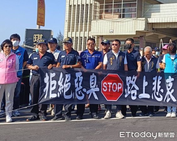 ▲彰化芳苑鄉民抗議生技廠飄惡臭味。（圖／記者唐詠絮攝）