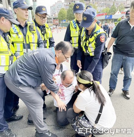 ▲桃園航空城居民千餘人今天上午赴市府廣場抗議，市議員游吾和一度情緒激動，血壓飆高後昏倒。（圖／記者沈繼昌翻攝）