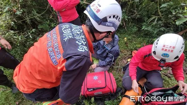 ▲▼搜救人員為蘇姓巡山員緊急救護及救援下山送醫。（圖／記者游芳男翻攝，下同）