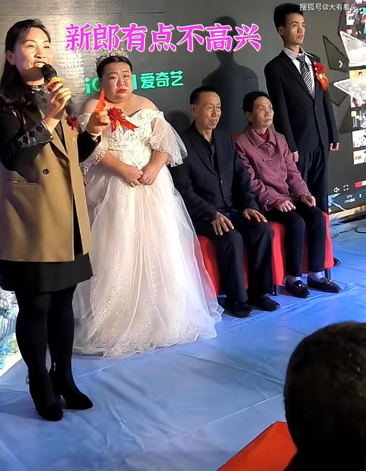 中國一對新人的婚宴照片引發網友熱議。（圖／翻攝自搜狐／大有看頭）