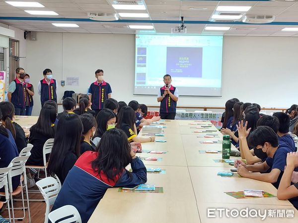 ▲台南市歸仁地政事務所，為落實黃偉哲市長推動府城地政教育向下扎根校園計劃，在台南高商舉辦「百年樹人．生涯領航-府城地政扎根校園學習活動」。（圖／記者林東良翻攝，下同）