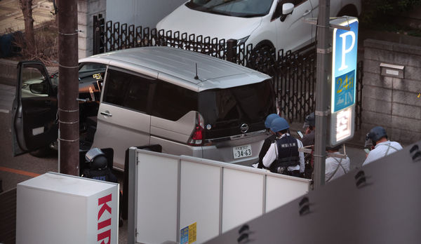 ▲▼日本埼玉槍擊案犯嫌與警對峙 兩人質一人獲釋。（圖／路透社）