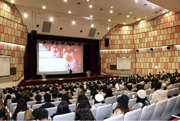 圖1：世新大學大禮堂投影播放設備，具有領先各校的8K水準和近500吋超大銀幕，呈現出細膩光影與畫質。（圖／世新大學提供）