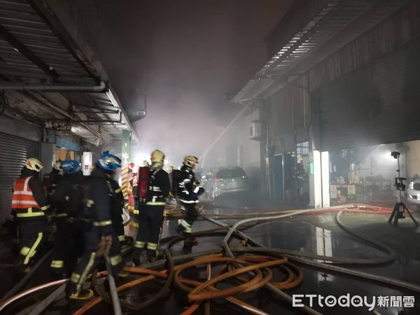 ▲▼快訊／新莊2工廠大火　燃燒面積約270坪。（圖／民眾提供）