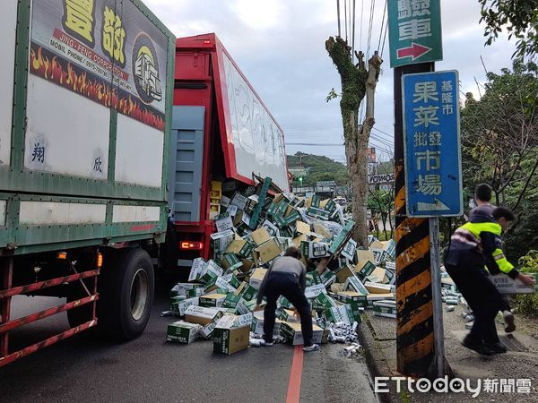 快訊／上班上課塞爆！　基隆聯結車物品散一地。（圖／記者郭世賢翻攝）