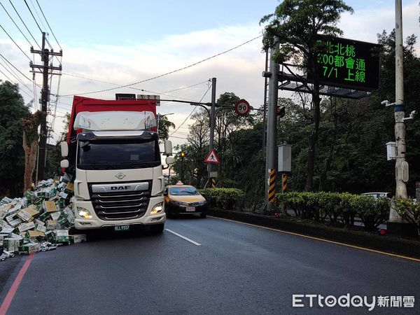 快訊／上班上課塞爆！　基隆聯結車物品散一地。（圖／記者郭世賢翻攝）