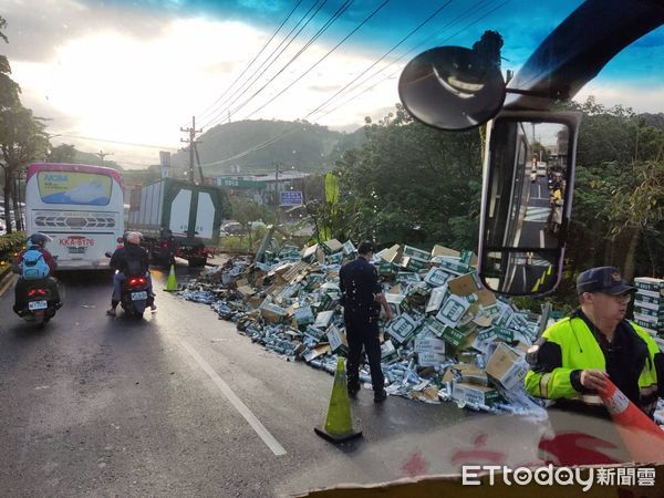 快訊／上班上課塞爆！　基隆聯結車物品散一地。（圖／記者郭世賢翻攝）