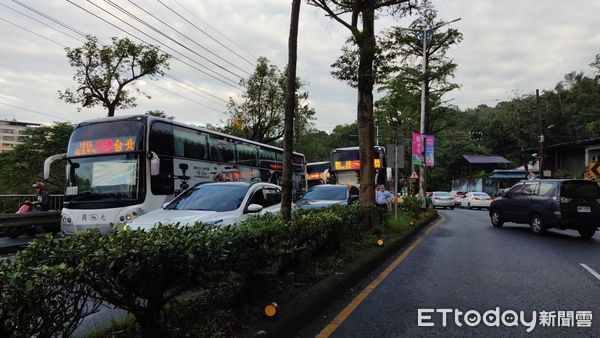 快訊／上班上課塞爆！　基隆聯結車物品散一地。（圖／記者郭世賢翻攝）