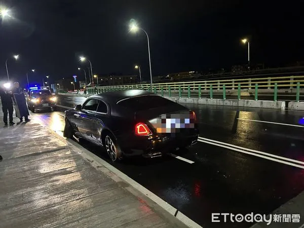▲▼    勞斯萊斯自撞車禍        。（圖／記者張君豪翻攝）